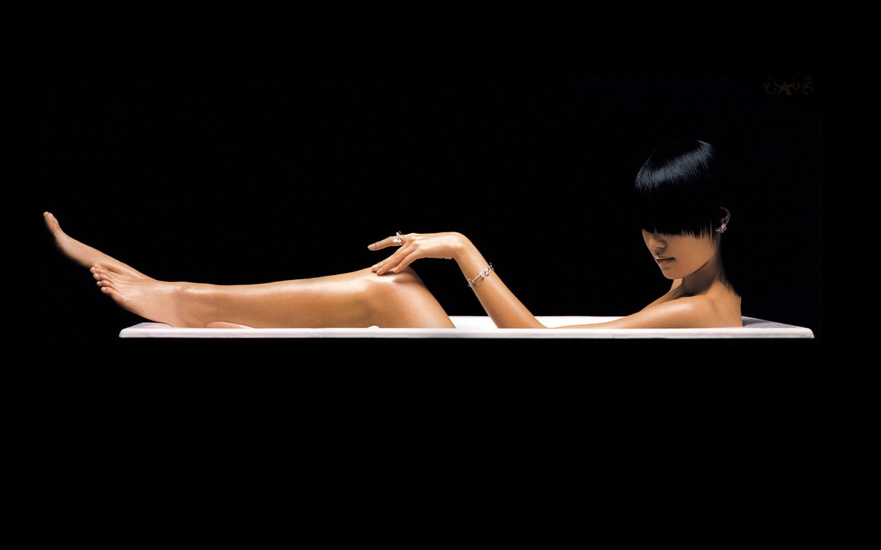 Fond d'ecran Japonaise dans une baignoire
