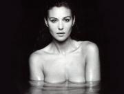 Monica Bellucci dans l'eau