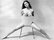 Monica Bellucci chaise