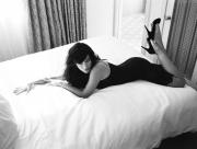Sofia Vergara lit noir et blanc